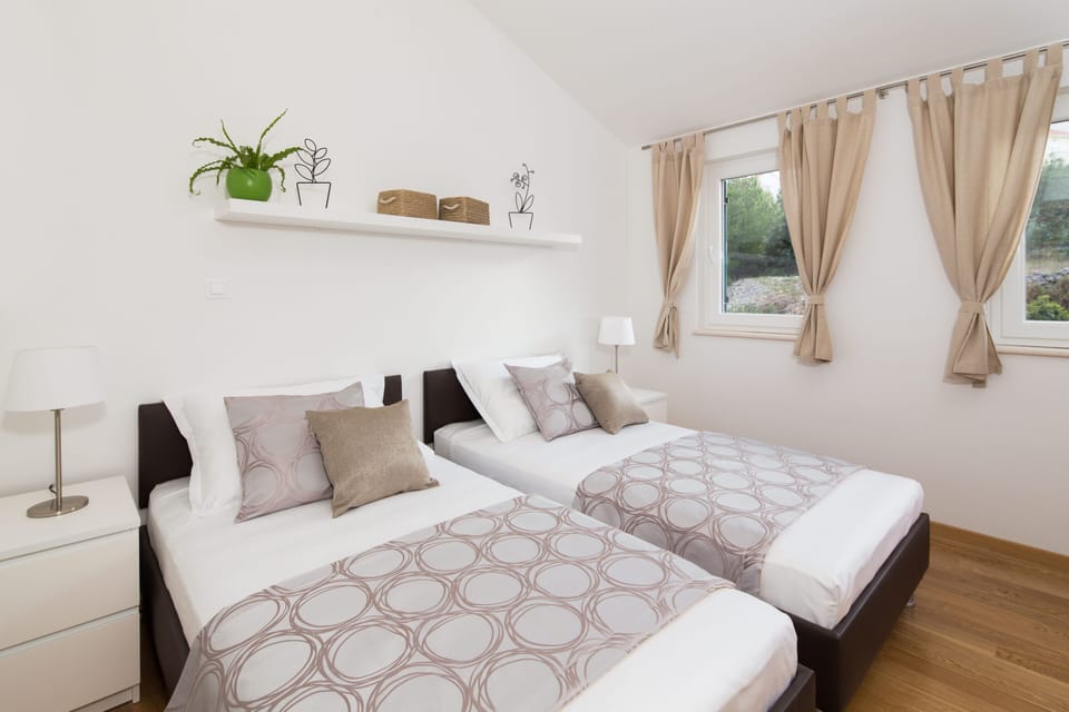 Twin bedroom