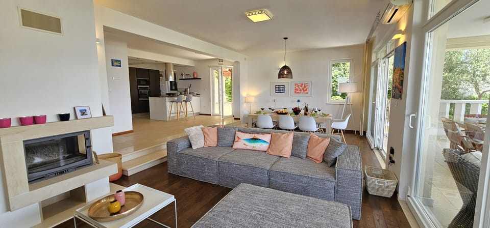 Spacious & bright living room