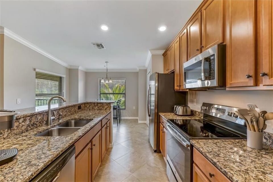 Kitchen w/ Eat In Dining Nook
