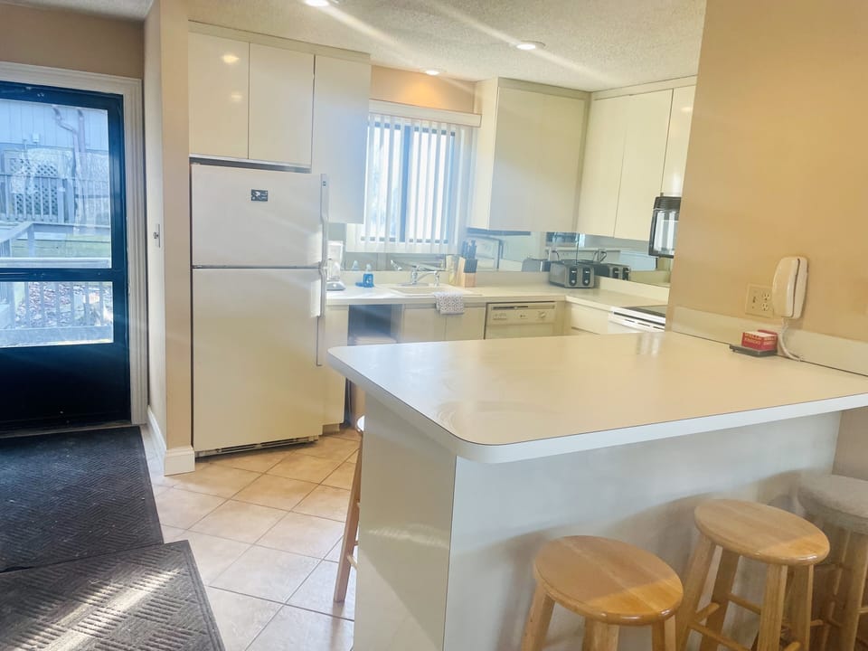 Island off of kitchen