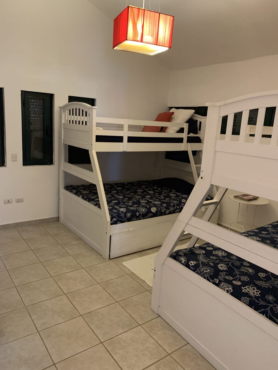 2 full beds with 2 twin size beds