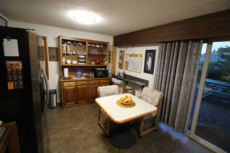 Dining nook with Park & Peninsula planning bar, relief map & guide books.