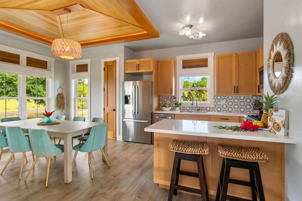 Kitchen, breakfast bar and dining