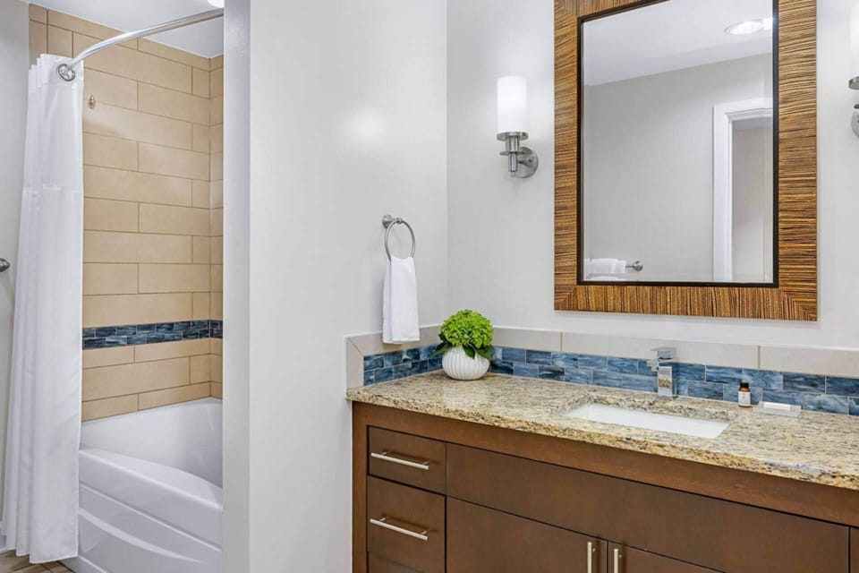 Guest Bath.
