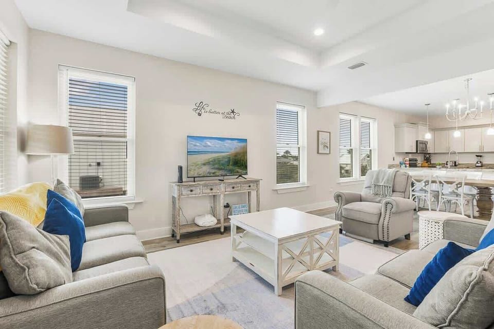 Did someone say movie night? After a day at the beach relax in the living room with everyone and watch your favorite movies.