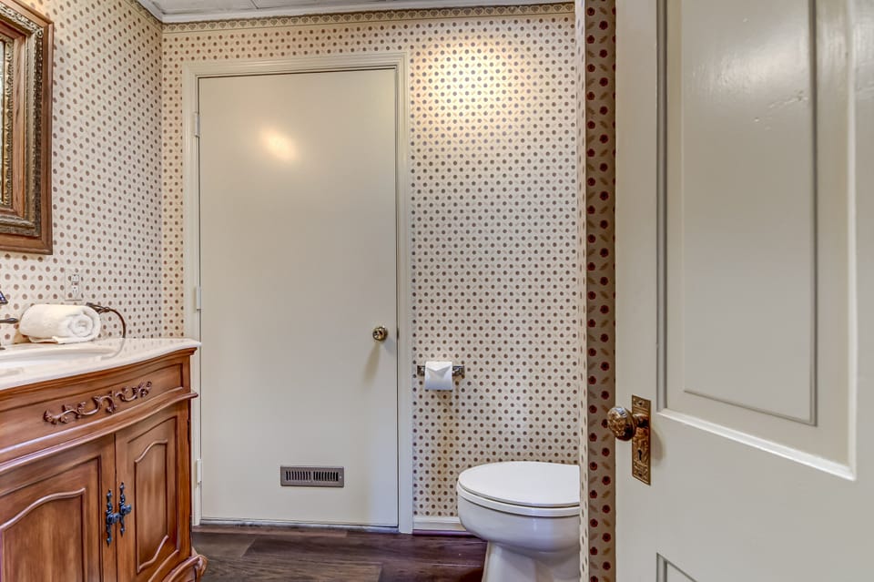 The Bressmer Carriage House - Downstairs Bathroom