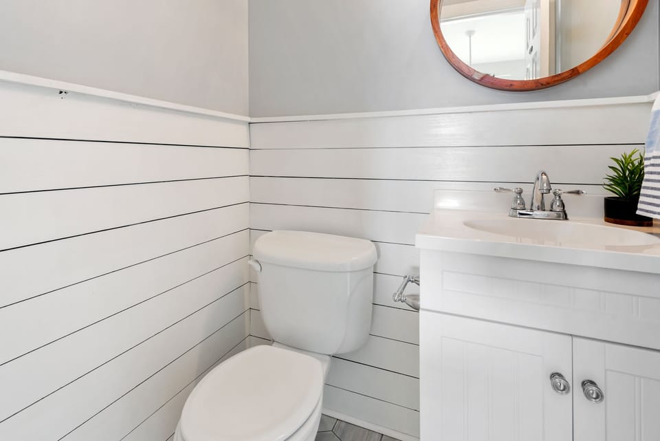JR9108: Sisters Ugly | Top Level Half Bath