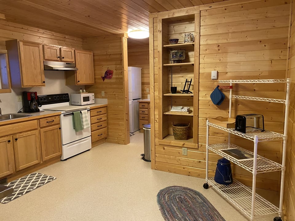 Spacious fully-equipped kitchen with full-size range/oven and refrigerator