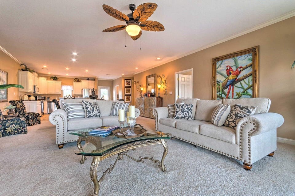 There's ample space for your group of 6 with 1,500 square feet of living space.