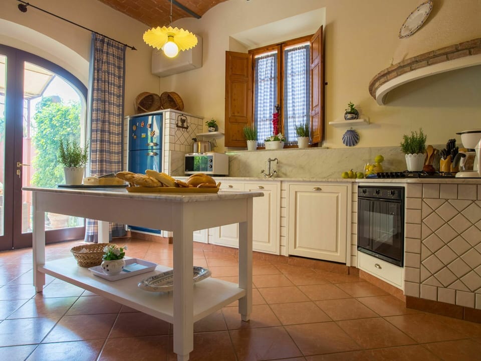 Property, Furniture, Window, Cabinetry, Countertop, Houseplant, Table, Wood, Plant, Building