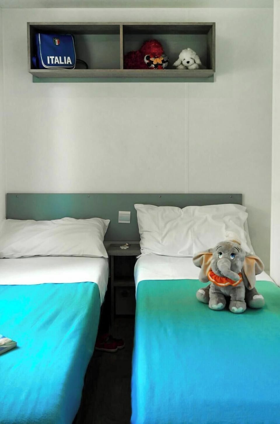 Property, Furniture, Comfort, Green, Textile, Interior Design, Pillow, Bed, Floor, Bed Frame
