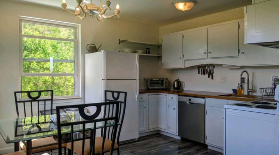 eat-in kitchen