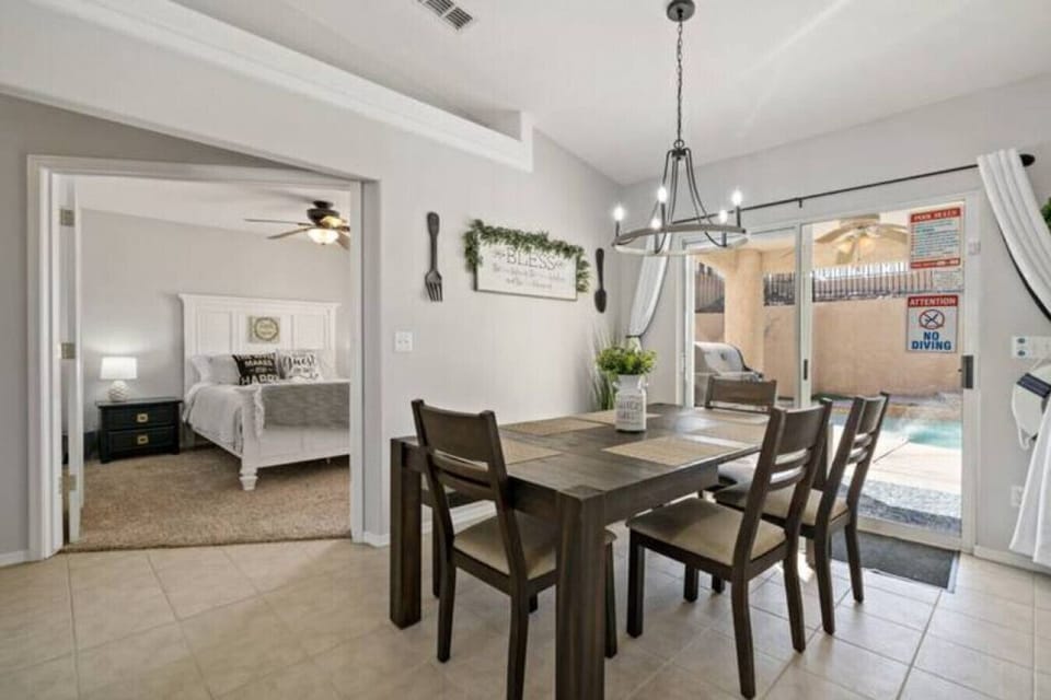 Kitchen and dining area / kitchen island, all the kitchen essentials, 6 person dining