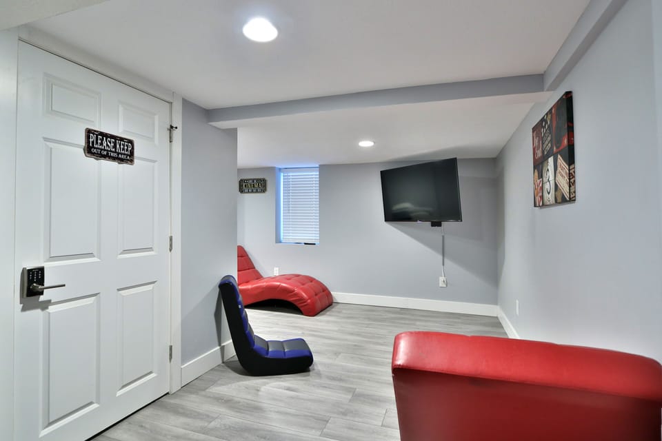 Basement Play area - 2 beds in basement with laundry room/Bathroom