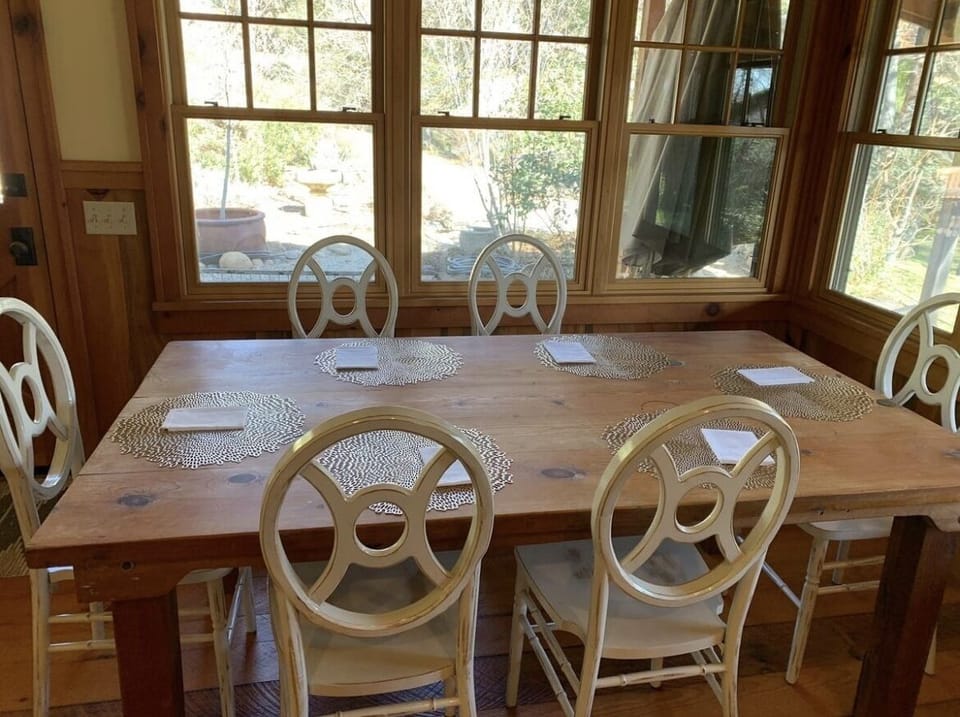 Cottage dining area for 6