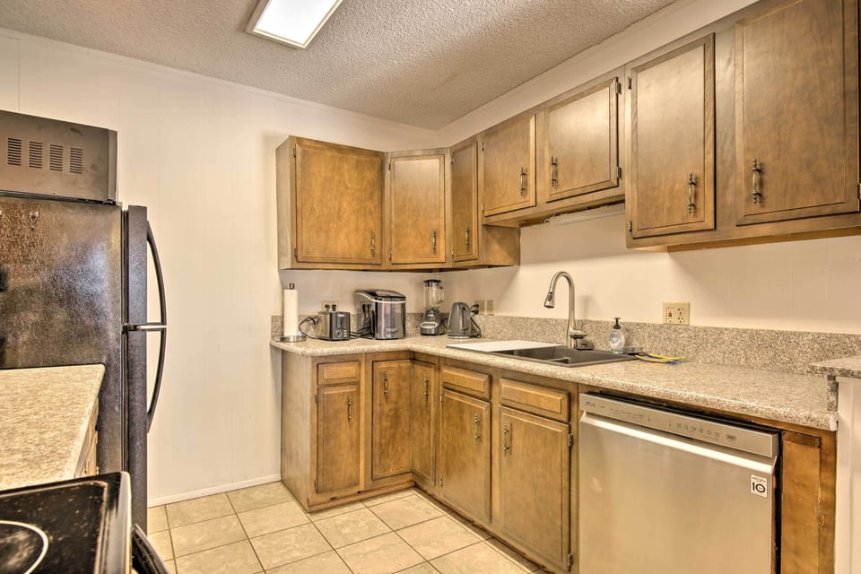 Fully Equipped Kitchen | Keurig & Drip Coffee Makers