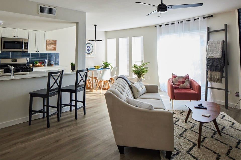 Cozy up on comfortable sofa seating in this pet-friendly space — no carpet, so it’s perfect for furry friends! Plus, enjoy bar stool seating to hang out with the chef while meals are prepared.
