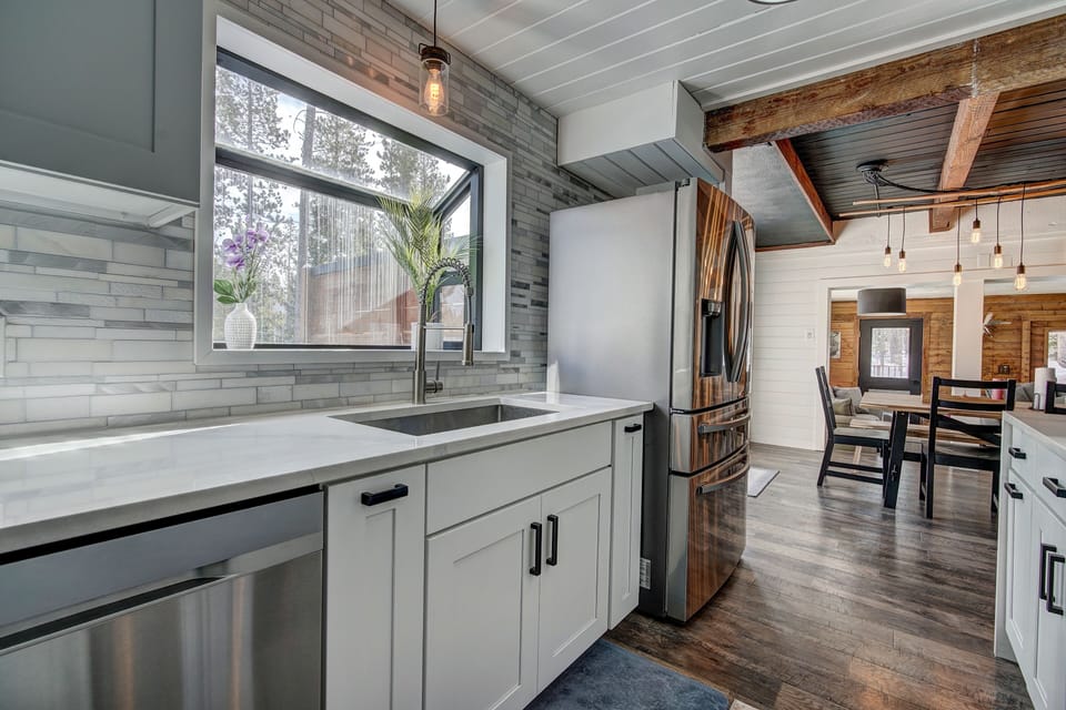 More kitchen views.