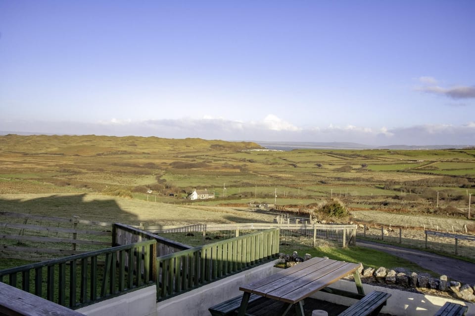 Stormy Castle - 6 Bedroom Sleeps 14 - Llangennith (649)