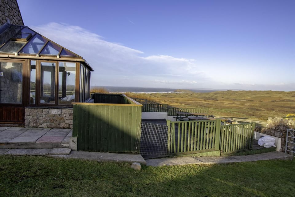 Stormy Castle - 6 Bedroom Sleeps 14 - Llangennith (634)
