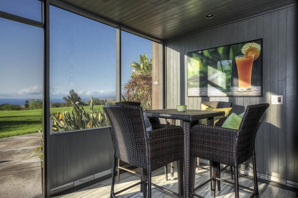 Lanai Dining Area with Cool Drink Photo and Awesome Ocean View