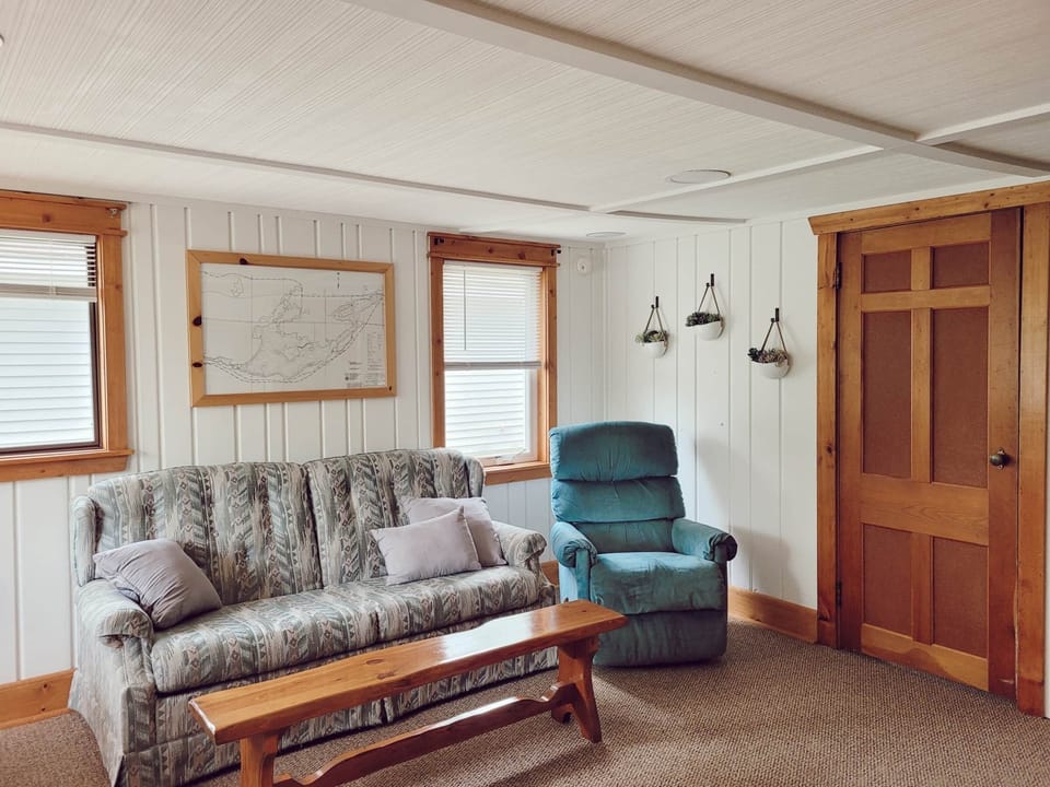 Cabin 2 | Living Room