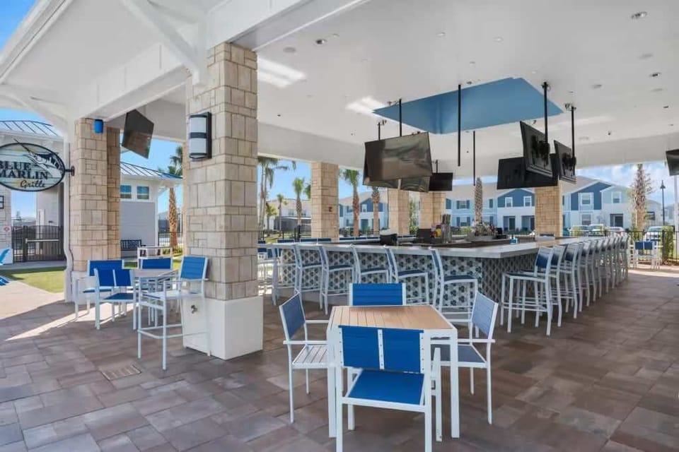 Resort Amenities - Indulge in refreshing drinks and snacks at the resort poolside bar, offering you a delightful way to unwind and enjoy the sunny ambiance during your stay.