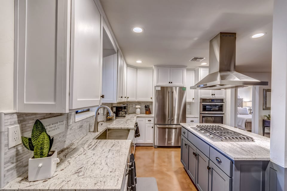 Fully equipped kitchen! With kitchen aid and whirlpool appliances