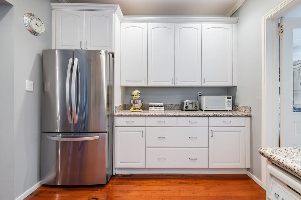 New stainless steel french door fridge and great counter spaces for cooking.