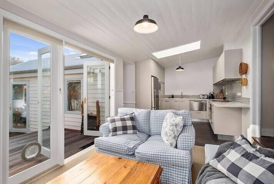 Regina 8 years on Airbnb Regina Rating, 5 stars ,· April 2024 We loved our stay at the cottage. Enjoyed walks around the area to explore the history, architecture and cafes etc. It was cosy and relaxing with lovely cottage gardens.