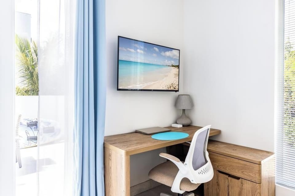 Office desk with TV / monitor. USB and HDMI connections