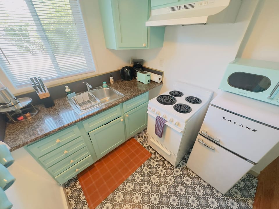 Fully equipped kitchen ready for your home-cooked meals and gatherings. 🍝