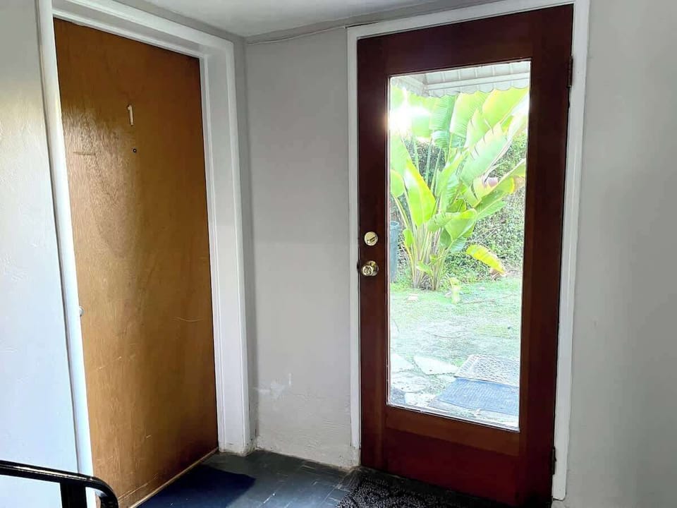 Bright entryway that welcomes you into a peaceful retreat. 🚪