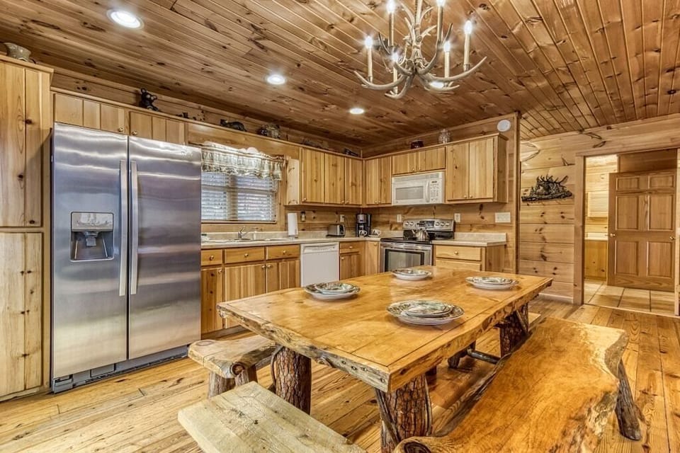 Mountain Man's inviting dining table