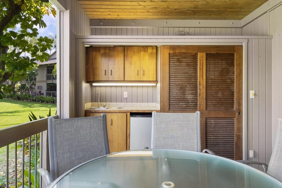 Outdoor table makes for easy alfresco dining