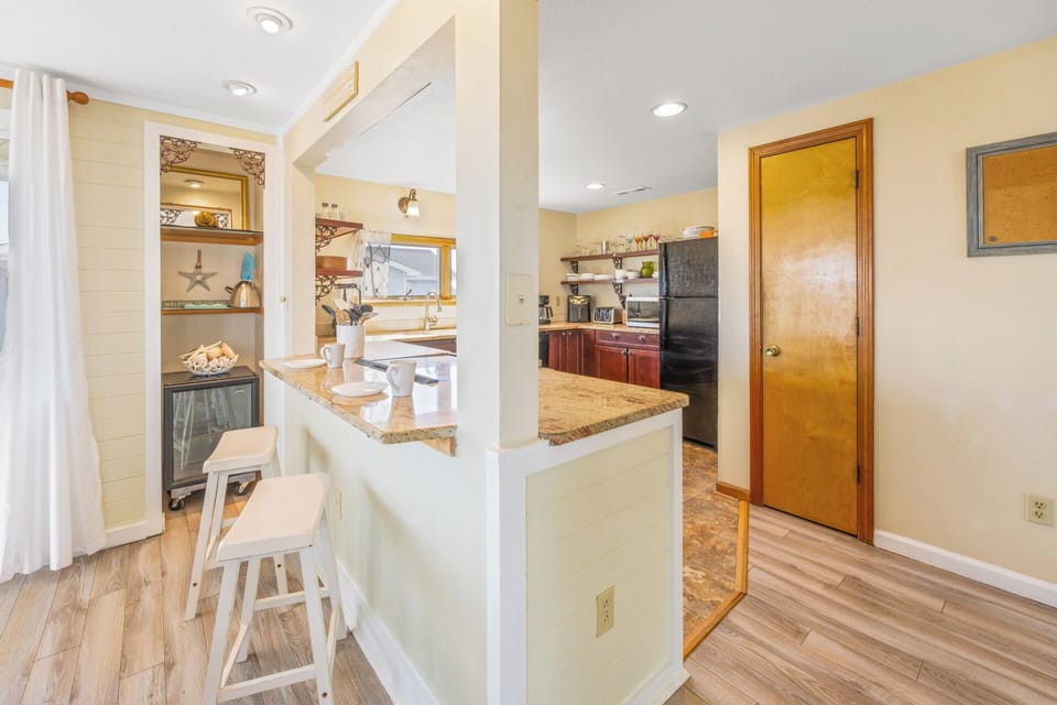 Surf or Sound Realty - 991 - Second Wave - Dining Area -6