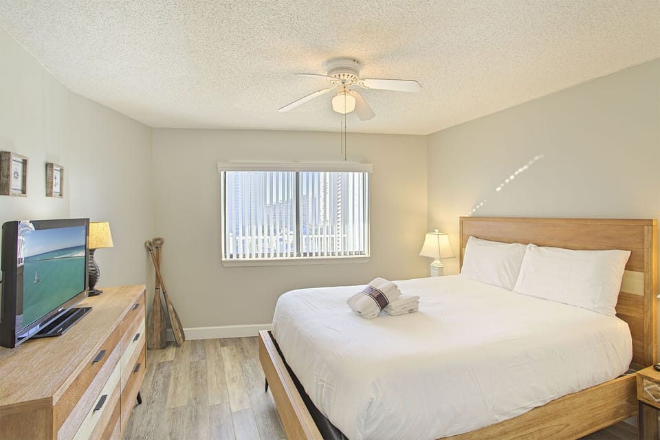21-Mainsail-286-Bedroom