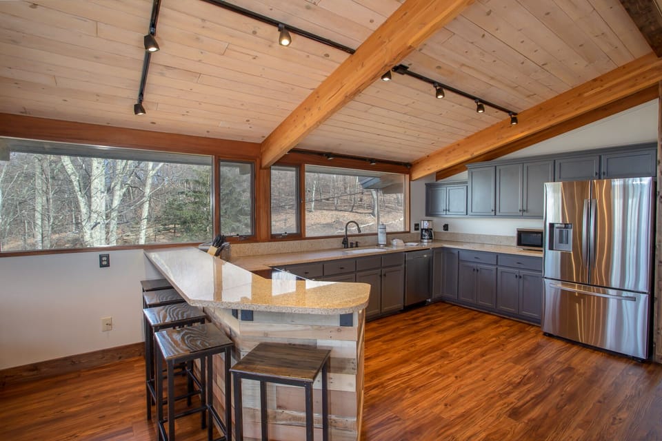 High-end Stainless Appliances in newly-renovated Kitchen, including Huge side-by-side Fridge and Freezer!