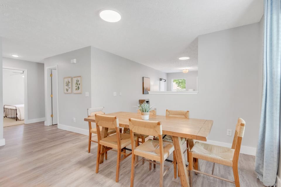 Dining Room that seats 6.