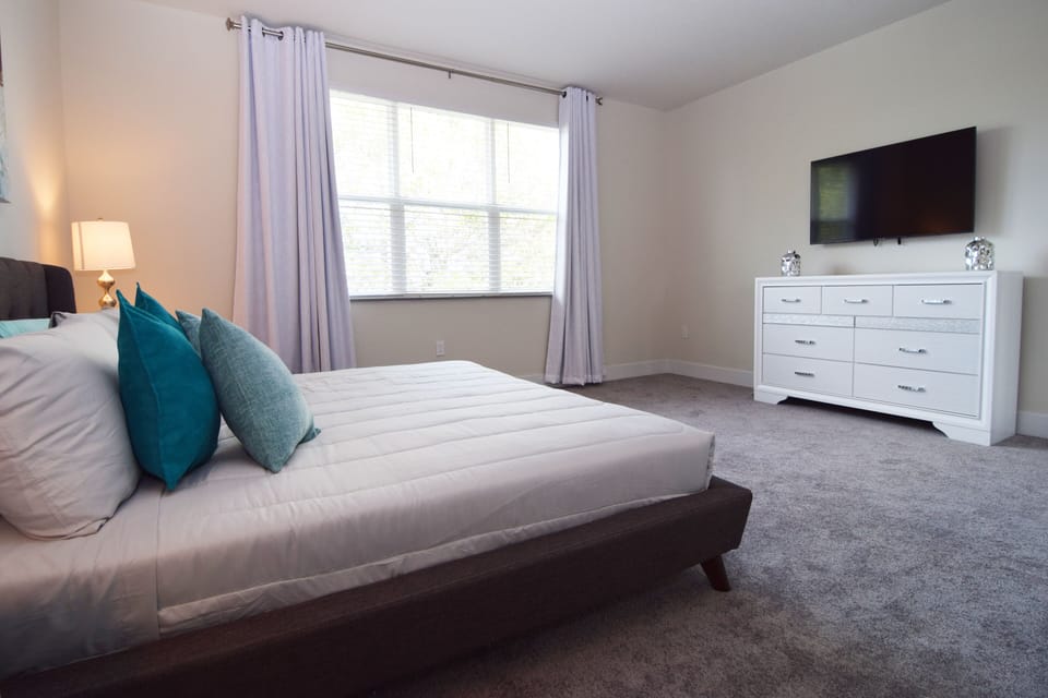Large king master bedroom with en suite, Smart TV