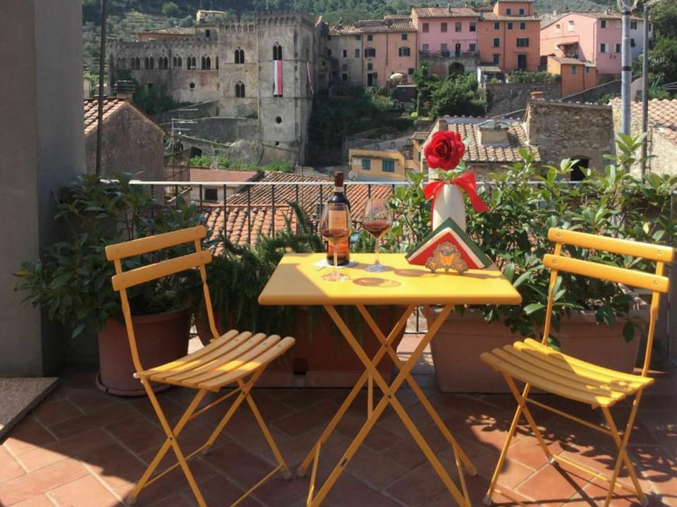 Plant, Furniture, Table, Building, Property, Outdoor Table, Outdoor Furniture, Window, Wood, Urban Design