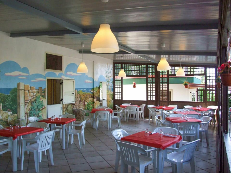 Table, Property, Furniture, Chair, Interior Design, Lighting, Kitchen & Dining Room Table, Ceiling, Window, Flooring