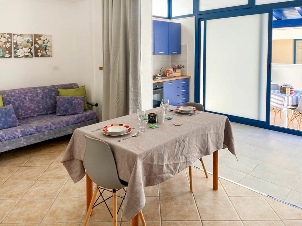 Table, Furniture, Property, Couch, Decoration, Textile, Wood, Architecture, Interior Design, Floor