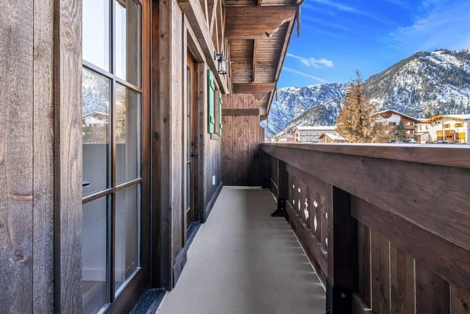 Balcony in upstairs bedrooms