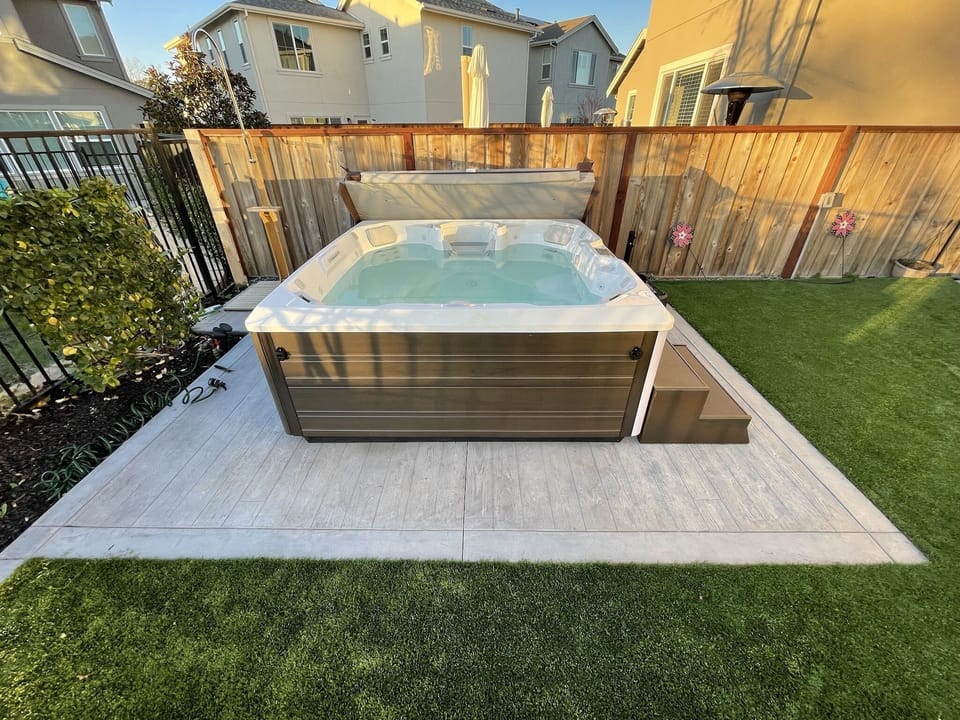 Outdoor spa tub