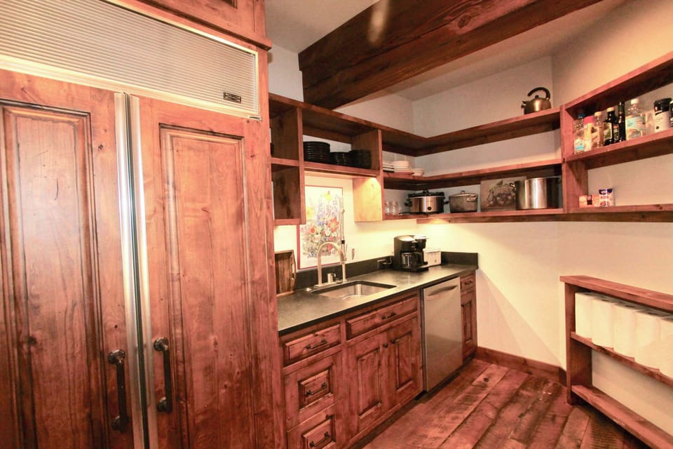 Butler's pantry w/extra refrig, dishwasher, keurig