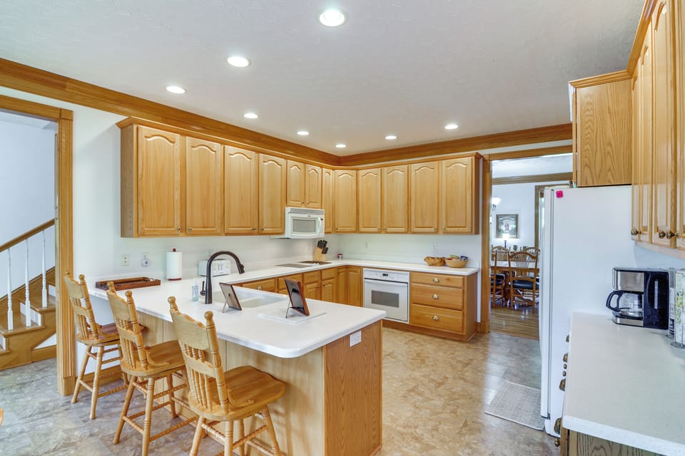 Kitchen | Fully Equipped | Trash Bags & Paper Towels