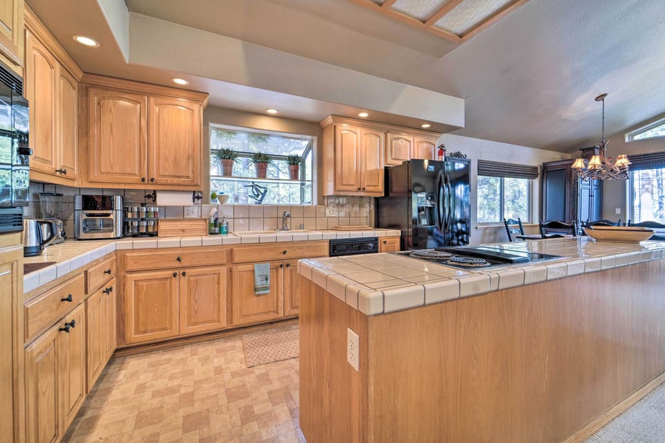 Kitchen | Fully Equipped w/ Cooking Basics