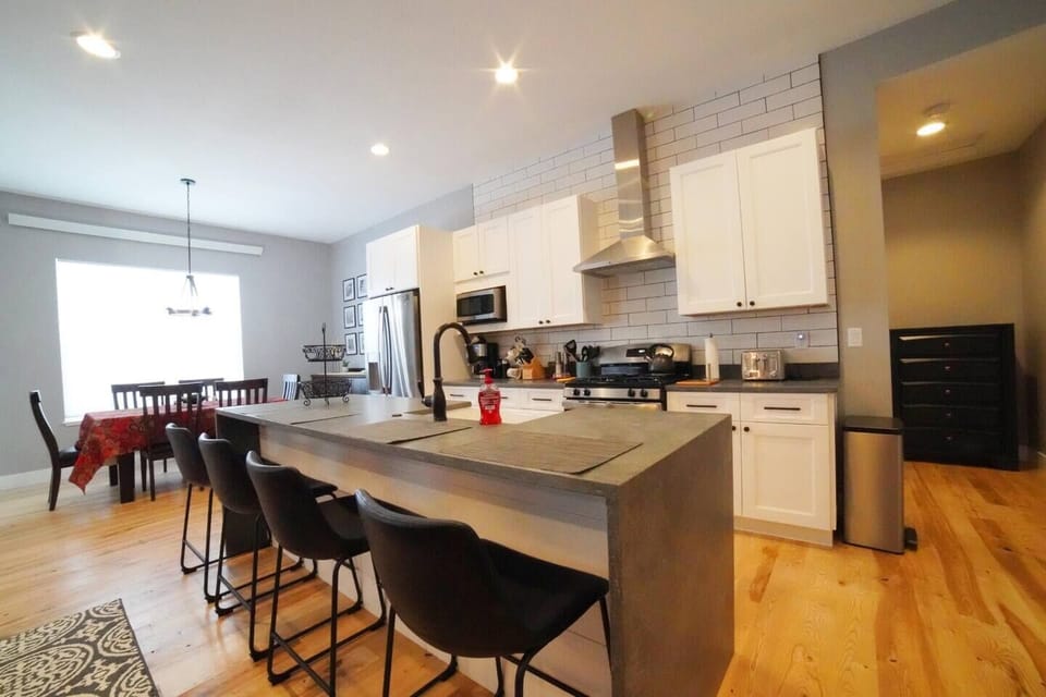 Enjoy a night eating in using this well-appointed kitchen!