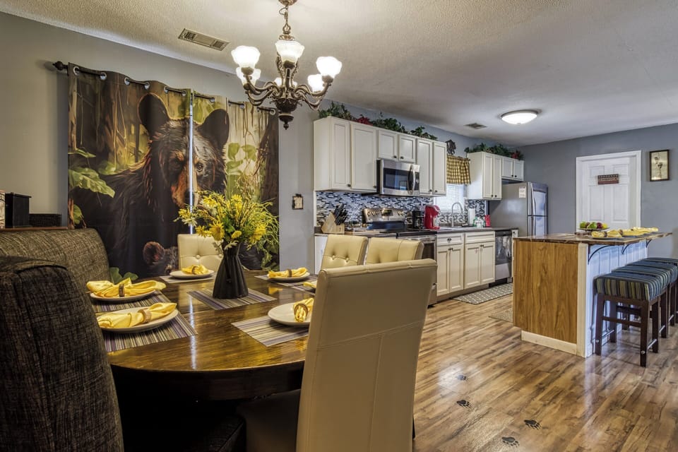 Chalet near Dollywood "Four Bearoom Cottage" - Dining table and fully furnished kitchen